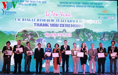 สดุดีบริษัทนำเที่ยวระหว่างประเทศ 47 แห่งที่จัดให้นักท่องเที่ยวมาเที่ยวเวียดนาม